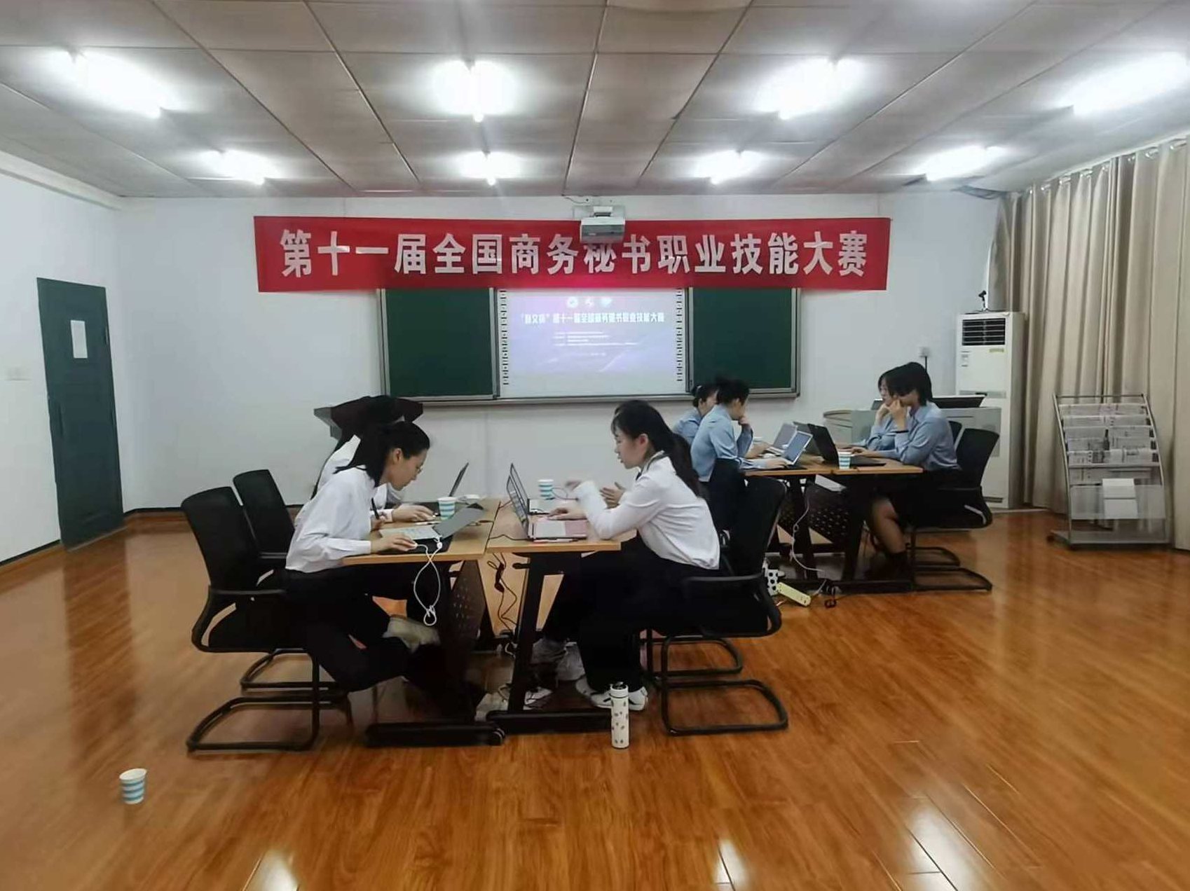 谭一平 现代商务秘书专业素养-正确应对各类场合情景案例，谭一平，现代商务秘书专业素养——情景案例下的应对策略与技巧