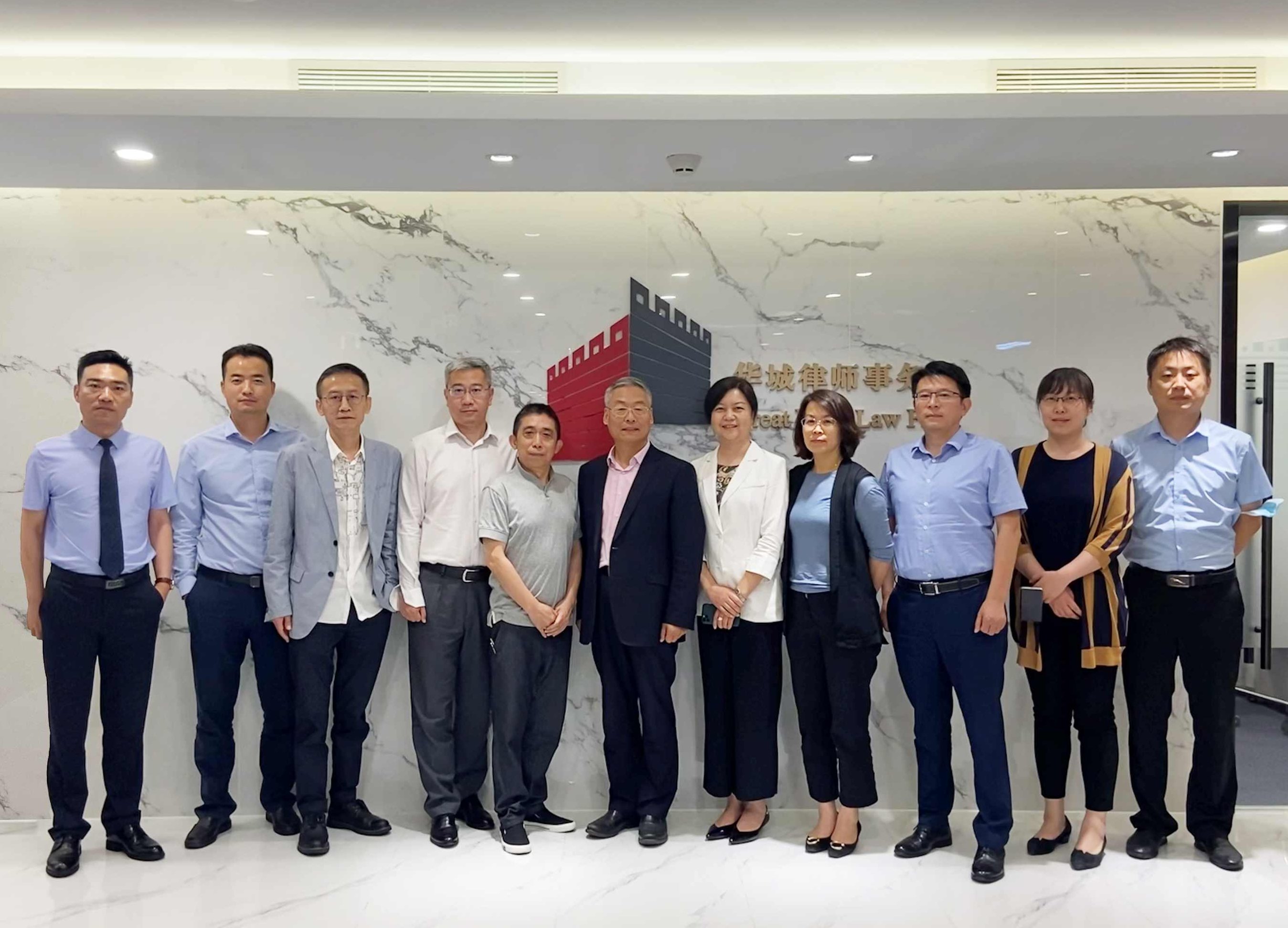 鲁百年 客户也疯狂-培育“粉丝”客户的服务与营销，鲁百年之秘，深度服务与营销策略——如何培育粉丝客户,专家,研究,形象,第1张