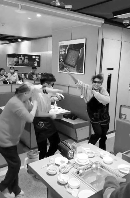 易钟 向海底捞学服务（三）-用增值服务感动客人，易钟深度解析，海底捞的增值服务策略——如何用细致服务感动顾客（三）,专家,演讲,讲座,第1张