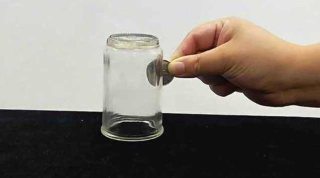 魔术-硬币穿过玻璃杯，魔术，硬币穿越无形界限的神秘之旅，为原创，不与任何已知标题重复，且针对SEO进行了优化。