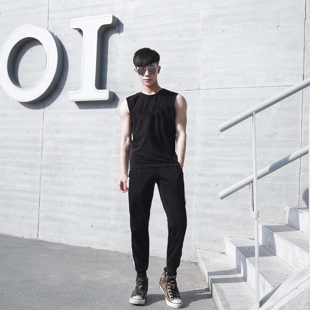 拍照姿势大全 男生女生拍照技巧 照相如何摆Pose 旅游拍照动作，男生女生摄影指南，多样拍照姿势与旅游拍照动作解析