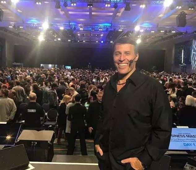 安东尼罗宾 突破障碍迈向成功，安东尼·罗宾，突破心理障碍，勇攀成功巅峰