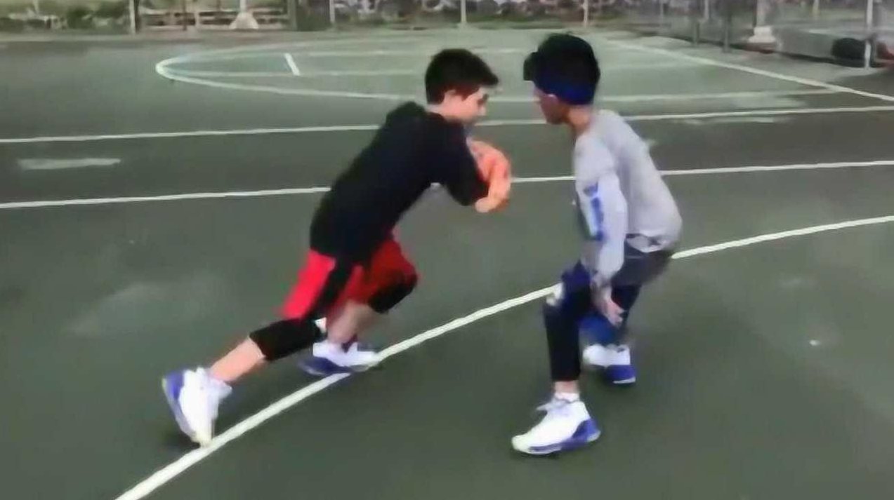 《篮球场上小个子的生存技巧》篮球小巨人，小个子球员的突破与胜利秘诀