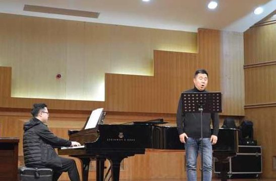 赵登营教授主讲《声乐学习入门-男声》2VCD，赵登营教授详解声乐学习入门-男声技巧双碟装