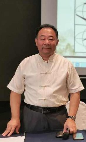 金海峰 《大学·理想蓝图》大学传，金海峰续写大学·理想蓝图——探索人生与学术的交融之旅