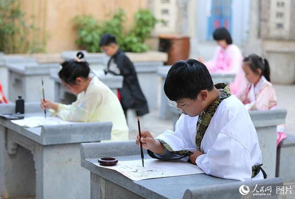【开蒙教育】常青藤教孩子唱学三字经，开蒙教育新篇章常青藤唱学三字经，启迪智慧启航程,课程,专家,精讲,第1张